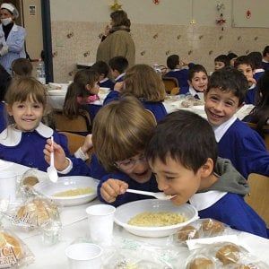 Torino, la querelle del panino a scuola finisce in caserma: preside denunciata