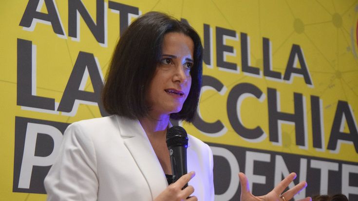 Regionali, la grillina pugliese in trincea: "Ho detto no alle poltrone". Ma intanto si  "bicandida"