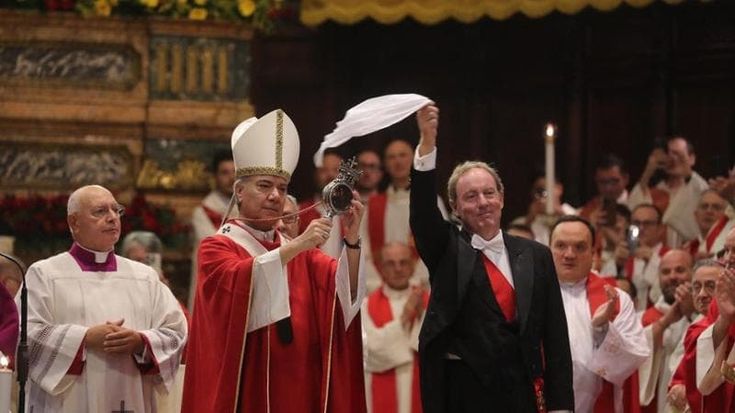 San Gennaro, il sangue si è sciolto. E il Duomo si libera in un grande applauso. Nell’omelia del vescovo le tragedie di Scampia, Forcella e Chiara