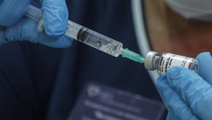 Vax day in Lombardia il 27 dicembre: le prime dosi di vaccino per il Covid a medici, sanitari e Rsa delle 12 province