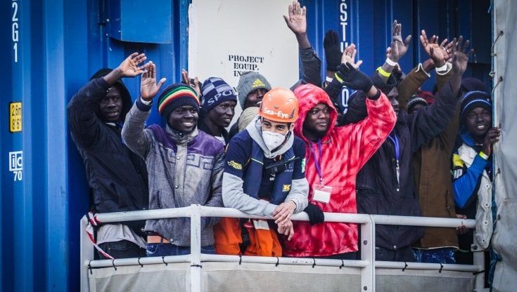 Rimpatri, respingimenti e pugno duro con le Ong:  sui migranti avanti con la linea Piantedosi