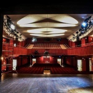 La protesta dei lavoratori del Piccolo Teatro: "Abbiamo diritto a una guida di alto profilo". Il cda: "Siamo stupiti"