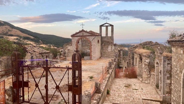 Rione Fossi torna a vivere: nel borgo abbandonato di Accadìa il tempo si è fermato