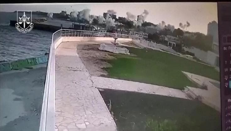 Ucraina, "Mosca ha sganciato bombe a grappolo su Odessa": la denuncia e le immagini diffuse da Kiev