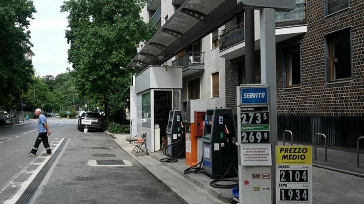 Benzina, scatta l’allarme prezzi. A Milano oltre i 2,6 euro al litro. Schlein: “Basta annunci”