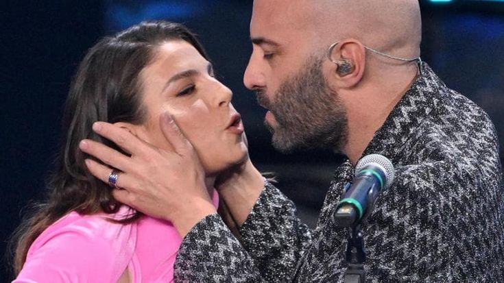 Sanremo 2024, la diretta. Angelina Mango prima nella Top 5 della terza serata. Morandi scatena l’Ariston. Sangiorgi bacia Emma sulla bocca. Teresa Mannino demolisce il maschio. Russell Crowe si scopre italiano