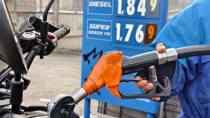 Su benzina e alimentari, stangata sulle bollette. Mutui nel mirino: la tempesta perfetta dei rincari