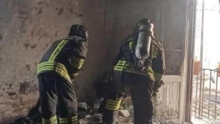 Fiamme in appartamento in centro a Roma: attico completamente distrutto