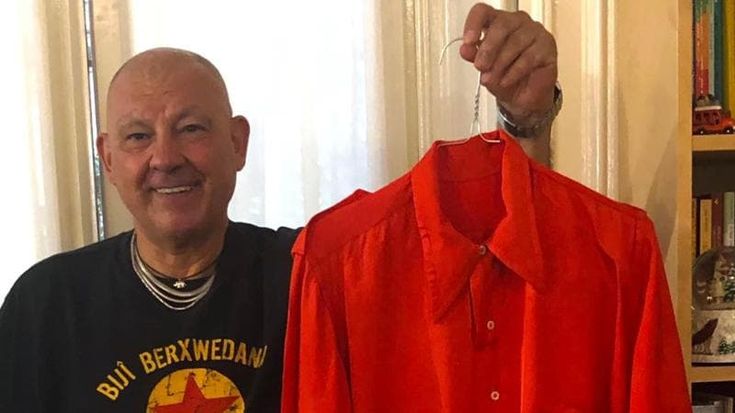 Resistenza, a 16 anni il partigiano Limonta andò in montagna a combattere i nazifascisti: la sua camicia rossa passa di padre in figlio