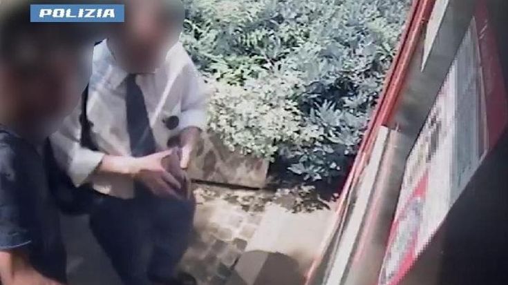 Costringe un uomo a ritirare 500 euro e glieli ruba, arrestato: ha guai con la giustizia da 27 anni