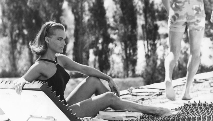 È l'intero il costume da vera diva. Dalla spiaggia ai cocktail serali