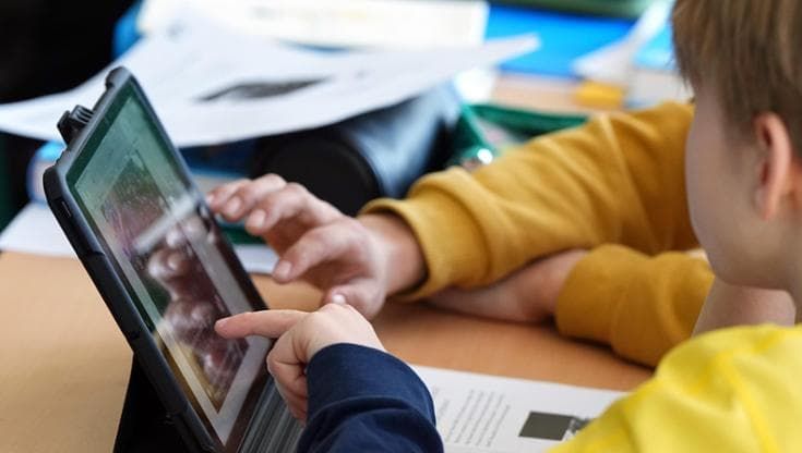 Una scuola privata americana ha sostituito i docenti con l’IA. Non è stata una grande idea