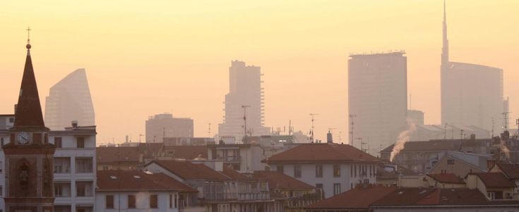 Emergenza smog diventa un caso politico. Il ministro: "Serve risposta di sistema". Grillo: "Governo passeggia sui corpi di 68mila italiani"