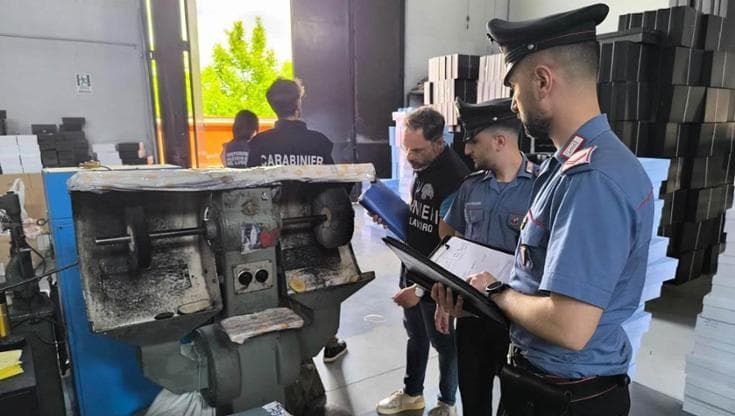 Orta di Atella, arrestato imprenditore: nel calzaturificio lavoro nero e rifiuti tossici all’aperto