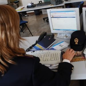 Pedofilia, quattro arresti e 29 indagati: c'è un prete. In rete si fingeva manager Usa