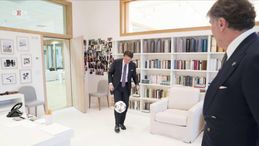 "Giuseppe Conte meglio di Maradona": i palleggi del premier scatenano l'ironia social