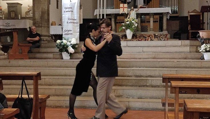 Fuori piove e così il tango a Barberino Val d'Elsa si balla in chiesa