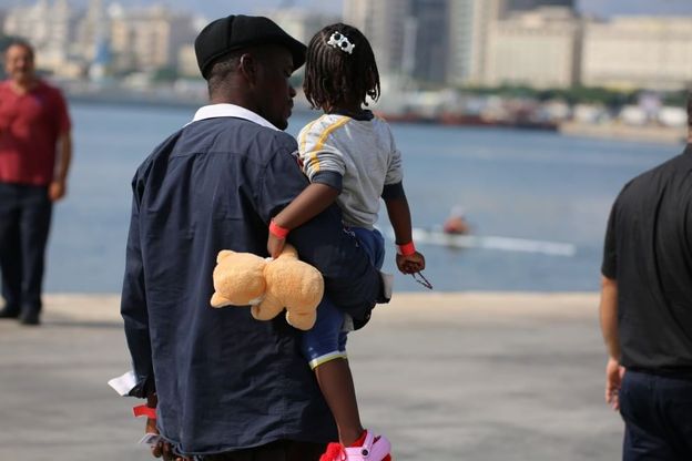 Palermo, lo sbarco dei migranti dal Dattilo: tra loro tanti bambini