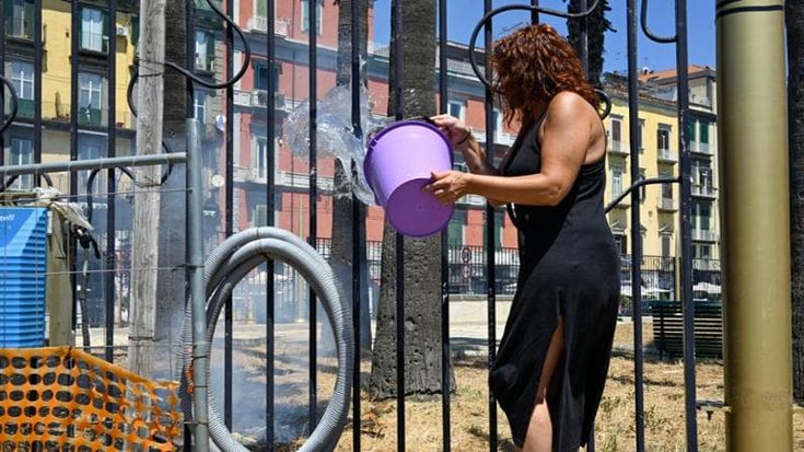 Fiamme in Villa comunale, i residenti intervengono per spegnere l’incendio