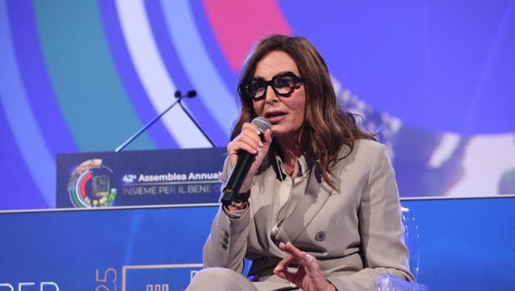 La ministra Santanchè bacchetta l’Emilia-Romagna sugli affitti brevi: “Overtourism? Meglio studiare”