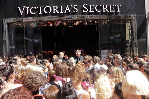 Milano, apre Victoria's Secret: caos in via Torino per la folla di teenagers