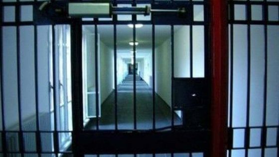 Frosinone, manette troppo strette: agenti della penitenziaria denunciati da un detenuto