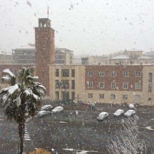 Ventimiglia imbiancata dalla neve, migranti al gelo