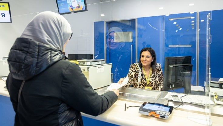 Cristiana Shahata, la donna che aiuta le donne arabe allo sportello postale: "A loro dico di cercare di integrarsi"