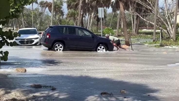 Usa, l'uragano Isaias è arrivato in Florida: allagamenti e black-out