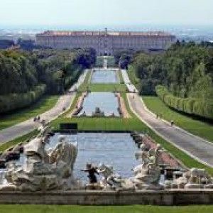 Un ordigno trovato nel parcheggio vicino alla Reggia di Caserta. Gli artificieri: non poteva esplodere