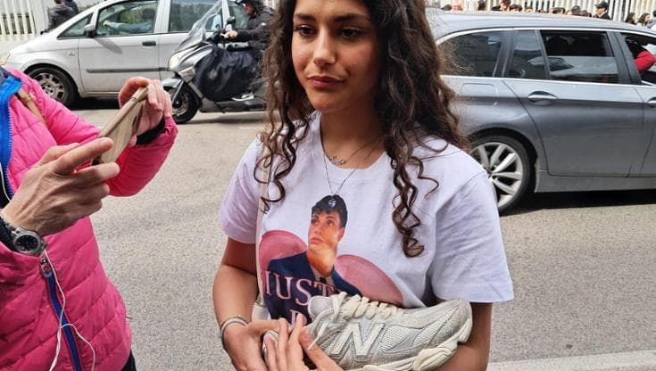 Santo Romano, ragazzi davanti al tribunale con la canzone di Baglioni. Tensione a fine udienza