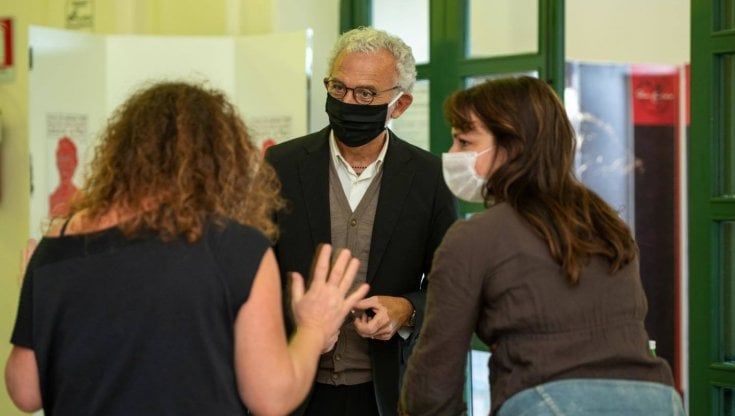 Latina, l'allarme del sindaco contro la "piazza nera": "Stanno cercando di inflitrarsi nella disperazione"