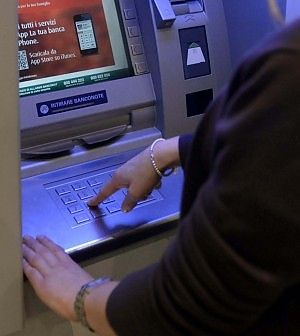 Addio codice segreto, basta un telefonino<br />ecco la seconda vita del vecchio bancomat