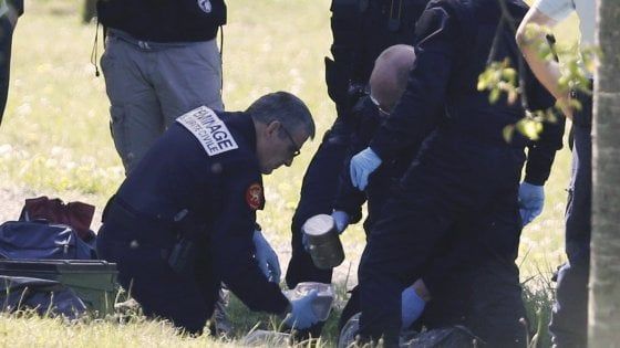 Paese basco, l'Eta consegna l'elenco dei suoi arsenali nascosti. Madrid: "Non basta, si deve dissolvere" 