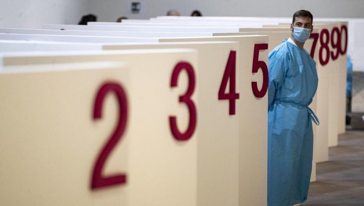 Terza dose vaccino Covid in Lombardia dopo 5 mesi, aperte le prenotazioni. Come cambiare appuntamento