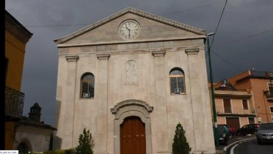 Blitz dei carabinieri in Irpinia, scoperta casa a luci rosse vicino al Santuario
