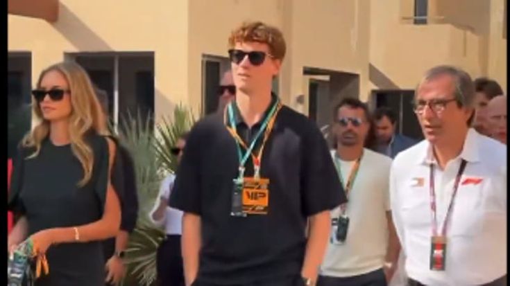 Jannik Sinner ad Abu Dhabi per l’ultimo gp di F1: giro di pista con Antonelli e foto con Ronaldinho