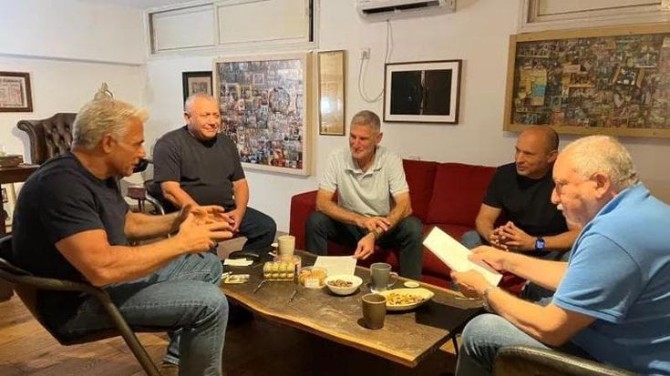 La foto dei leader dell’opposizione israeliana: la coalizione che vuole battere Netanyahu
