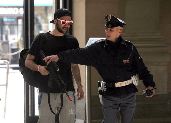 Trieste, in stazione con un fucile giocattolo: denunciato 23enne