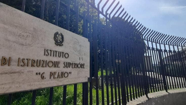 Firenze, insultata e picchiata dalle bulle: studentessa denuncia le compagne
