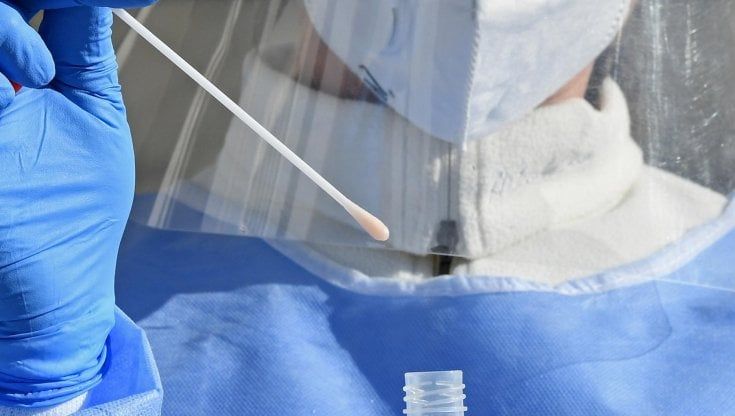 Covid, altri 605 casi in regione e ricoveri in aumento 