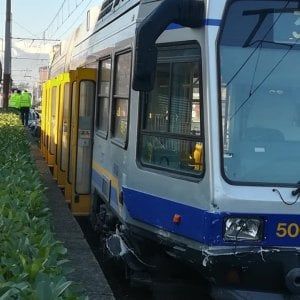 Torino, tram della linea 3 travolge auto in corso Toscana: tre feriti 