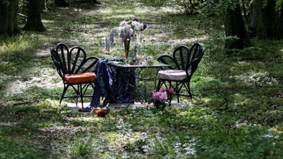 Più distanziati di così! I tavoli del ristorante nella foresta sono a chilometri l’uno dall’altro