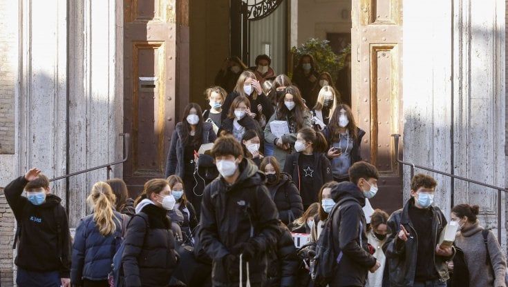 Bus, scuole, medici. Cosa fare in estate per evitare il picco del Covid in autunno