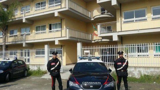 Locri, sigilli a due scuole 'abusive', 800 studenti per strada. 15 arresti per favori al clan Cordì