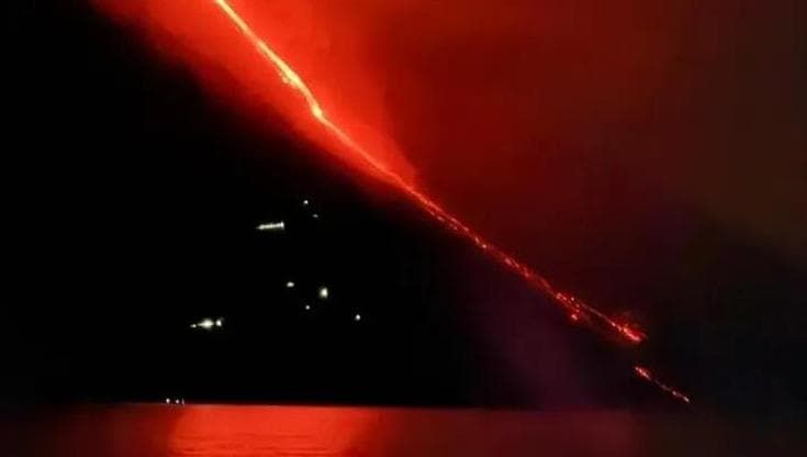 Stromboli, vulcano in eruzione: la lava finisce in mare