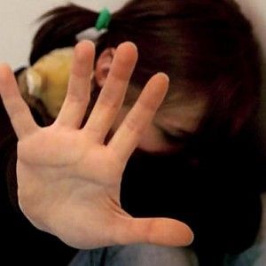 Abusi a una quattordicenne durante le lezioni di chitarra: prof delle medie arrestato
