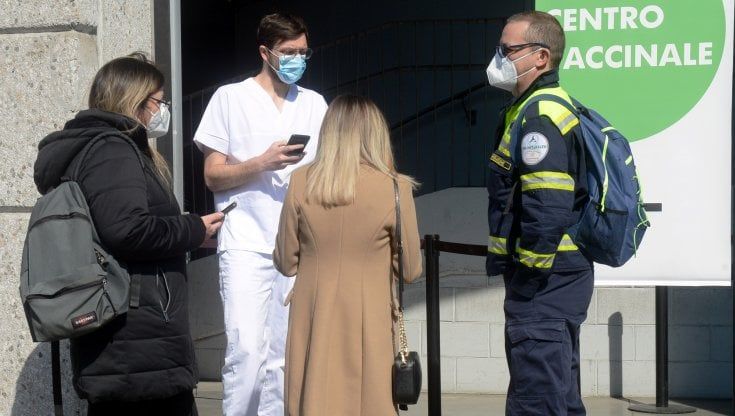 Vaccino anti Covid, dal 2 aprile via alle prenotazioni sul portale lombardo gestito da Poste: ecco come funzionerà