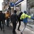 Gilet gialli nuovamente in piazza, a Parigi un manifestante perde una mano