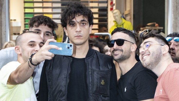 Tananai resta immobile per ore nel centro di Milano: quando la promozione diventa performance 
